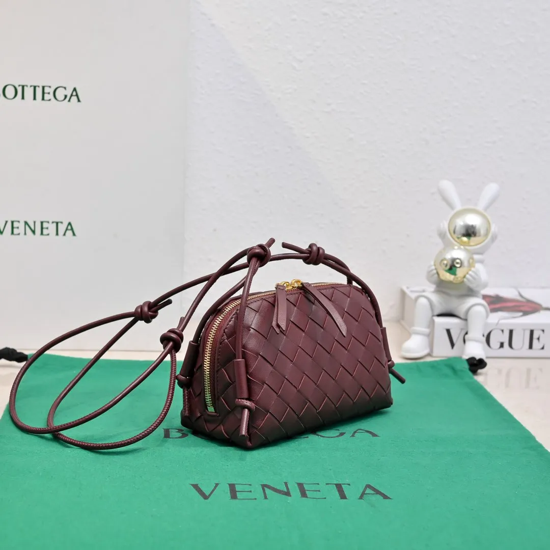 Batch 1260 #Bv The new Concert pouch is the most beautiful and practical mini bag I have ever seen 🎈 The bag body adopts the classic lntrecciato weaving process✅ It is equipped with a leather double-headed zipper, the opening is wide, easy to take and put, the shoulder strap knot can be slid to adjust the length freely, that is, 🉑️crossbody/underarm, and can be used as a clutch bag. Small body, large capacity, so practical! The key is that it is extremely versatile! Come and buy this small, exquisite, beautiful and versatile bag 👍 Model: 4258 Size: 18.5*11.5*8.5